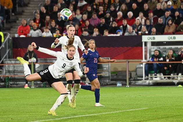 Sjoeke NUESKEN, Nüsken (GER) vergibt diese Torchance, Aktion, Zweikampf, UEFA Womens Nations League, Halbfinale, Semi Finale, Fussball Laenderspiel der Frauen, Deutschland (GER) - Frankreich (FRA) 1-0 am 24.10.2025 in Duesseldorf Deutschland. Â