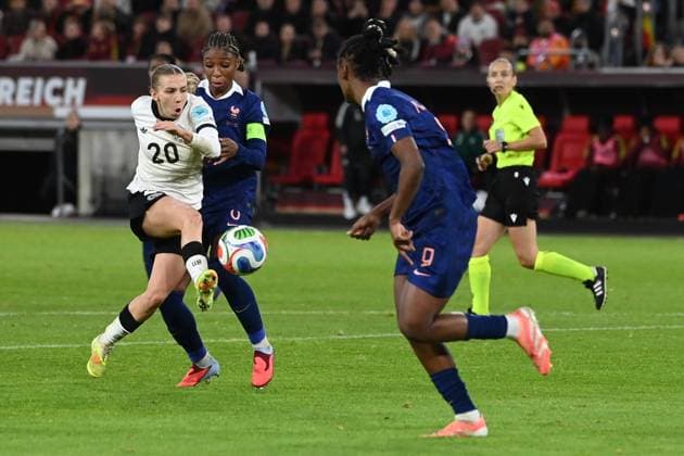Elisa SENSS, Senß (GER) Aktion, Zweikampf, UEFA Womens Nations League, Halbfinale, Semi Finale, Fussball Laenderspiel der Frauen, Deutschland (GER) - Frankreich (FRA) 1-0 am 24.10.2025 in Duesseldorf Deutschland. Â