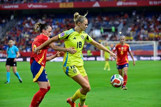 MALAGA, SPANIEN 20251024 Sveriges Fridolina Rolfö och Spaniens Ona Batlle under semifinalen i Nations League mellan Spanien och Sverige pa La Rosaleda-arenan i Malaga.