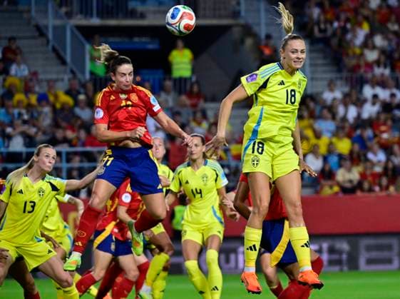 MALAGA, SPANIEN 20251024 Spaniens Alexia Putellas och Sveriges Fridolina Rolfö under semifinalen i Nations League mellan Spanien och Sverige pa La Rosaleda-arenan i Malaga.