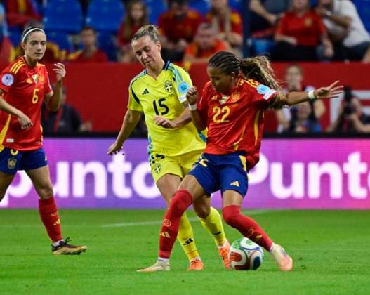 MALAGA, SPANIEN 20251024 Sveriges Julia Zigiotti Olme och Spaniens Vicky Lopez Serrano FÃ lix under semifinalen i Nations League mellan Spanien och Sverige pa La Rosaleda-arenan i Malaga.