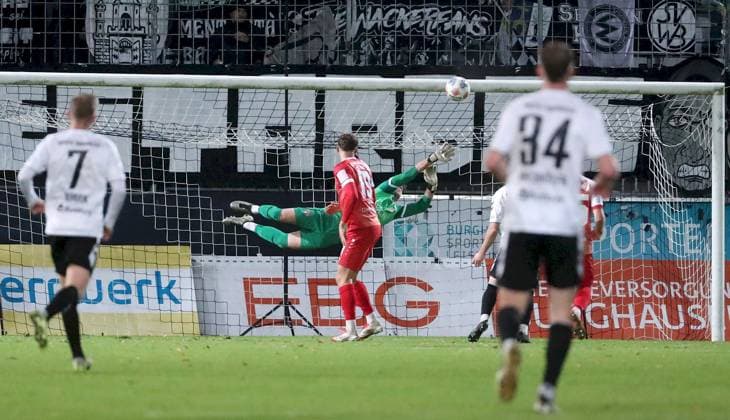 24.10.2025, xfsx, Herren, Fussball, Saison 2025 2026, Regionalliga Bayern, 15. Spieltag: SV Wacker Bughausen - FC Wuerzburger Kickers v.li.: Alexander Gordok (SV Wacker Burghausen), Marius Uhl (FC Wuerzburger Kickers), Johann Hipper (FC Wuerzburger Kickers), Lukas Walchhuetter (SV Wacker Burghausen) Burghausen Wacker-Arena Bayern Deutschland
