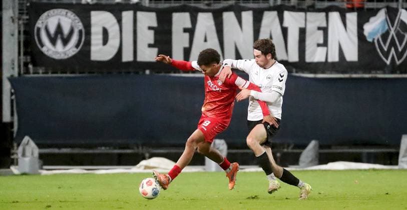 24.10.2025, xfsx, Herren, Fussball, Saison 2025 2026, Regionalliga Bayern, 15. Spieltag: SV Wacker Bughausen - FC Wuerzburger Kickers v.li.: Jermain Nischalke (FC Wuerzburger Kickers), Moritz Bangerter (SV Wacker Burghausen) Burghausen Wacker-Arena Bayern Deutschland