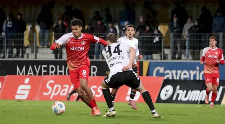 24.10.2025, xfsx, Herren, Fussball, Saison 2025 2026, Regionalliga Bayern, 15. Spieltag: SV Wacker Bughausen - FC Wuerzburger Kickers v.li.: Jermain Nischalke (FC Wuerzburger Kickers), Lukas Walchhuetter (SV Wacker Burghausen), Filip Ilic (SV Wacker Burghausen), Marius Uhl (FC Wuerzburger Kickers) Burghausen Wacker-Arena Bayern Deutschland