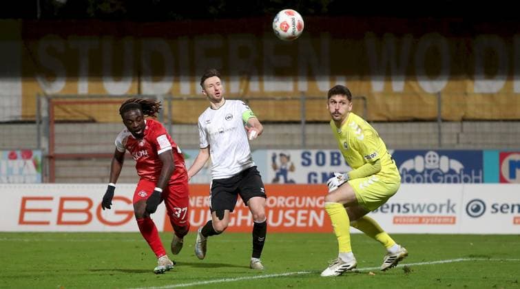24.10.2025, xfsx, Herren, Fussball, Saison 2025 2026, Regionalliga Bayern, 15. Spieltag: SV Wacker Bughausen - FC Wuerzburger Kickers v.li.: Eliot Muteba (FC Wuerzburger Kickers), Christoph Schulz (SV Wacker Burghausen), Markus Schoeller (SV Wacker Burghausen) Burghausen Wacker-Arena Bayern Deutschland