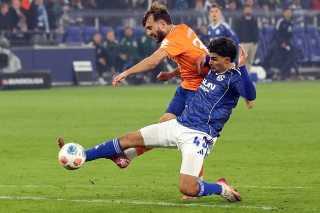 24.10.2025, xrekx, Fussball 2.Bundesliga, FC Schalke 04 - SV Darmstadt 98 v.l. Abseitstor Killian Corredor (SV Darmstadt 98) Mertcan Ayhan (FC Schalke 04) (DFL DFB REGULATIONS PROHIBIT ANY USE OF PHOTOGRAPHS as IMAGE SEQUENCES and or QUASI-VIDEO) Gelsenkirchen