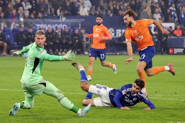 24.10.2025, xrekx, Fussball 2.Bundesliga, FC Schalke 04 - SV Darmstadt 98 v.l. Loris Karius (FC Schalke 04) Abseitstor Killian Corredor (SV Darmstadt 98) Mertcan Ayhan (FC Schalke 04) (DFL DFB REGULATIONS PROHIBIT ANY USE OF PHOTOGRAPHS as IMAGE SEQUENCES and or QUASI-VIDEO) Gelsenkirchen