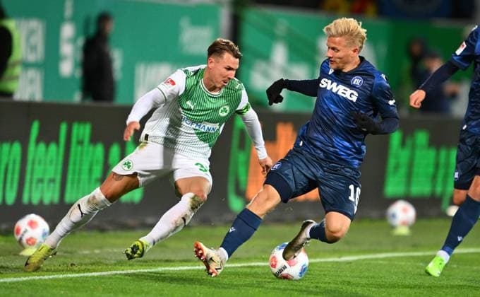 24.10.2025 - Fussball - Saison 2025 2026 - 2. Fussball - Bundesliga - 10. Spieltag: SpVgg Greuther Fürth ( Kleeblatt ) - Karlsruher SC Karlsruhe KSC - Sportfoto Zink - xwoxzix - DFL regulations prohibit any use of photographs as image sequences and or quasi-video - only for editorial use - Felix Klaus (30, SpVgg Greuther Fürth ) Andreas Müller Mueller (16, Karlsruher SC KSC )