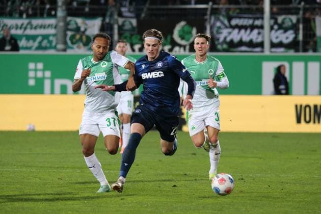 24.10.2025, xpfrx, Fussball 2.Bundesliga, SpVgg Greuther Fuerth - Karlsruher SC v.l. Julian Green (Greuther Fürth Fuerth) David Herold (Karlsruher SC KSC) Zweikampf, Aktion, action, battle for the ball (DFL DFB REGULATIONS PROHIBIT ANY USE OF PHOTOGRAPHS as IMAGE SEQUENCES and or QUASI-VIDEO) Fuerth