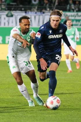 24.10.2025, xpfrx, Fussball 2.Bundesliga, SpVgg Greuther Fuerth - Karlsruher SC v.l. Julian Green (Greuther Fürth Fuerth) David Herold (Karlsruher SC KSC) Zweikampf, Aktion, action, battle for the ball (DFL DFB REGULATIONS PROHIBIT ANY USE OF PHOTOGRAPHS as IMAGE SEQUENCES and or QUASI-VIDEO) Fuerth