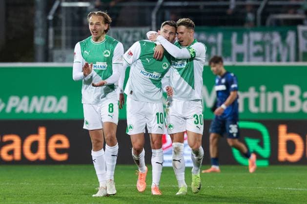Mathias Olesen 8 (Spvgg Greuther Fuerth) feuert seine Mitspieler an nach dem 1:3 durch Branimir Hrgota 10 (Spvgg Greuther Fuerth), mit Felix Klaus 30 (Spvgg Greuther Fuerth), SpVgg Greuther Fuerth vs. Karlsruher SC, Fussball, Maenner, DFL, 2. Bundesliga, Saison 2025 2026, Sportpark Ronhof Thomas Sommer, 10. Spieltag, 24.10.2025 Fuerth Bayern Deutschland