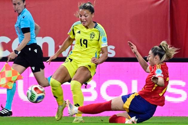 MALAGA, SPANIEN 20251024 Sveriges Johanna Rytting Kaneryd och Spaniens Olga Carmona under semifinalen i Nations League mellan Spanien och Sverige pa La Rosaleda-arenan i Malaga.