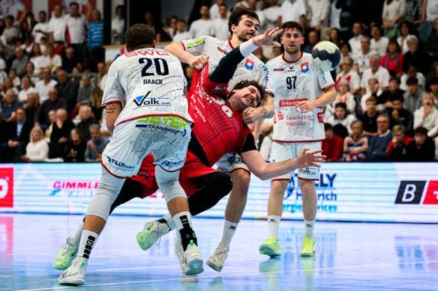 Huettenberg: HBL - 25 26 - TV Huettenberg - SG BBM Bietigheim v. li. im Zweikampf Leif Haack (Huettenberg), Jonathan Fischer (Bietigheim), Hendrik Schreiber (Huettenberg) Huettenberg Sportzentrum Deutschland