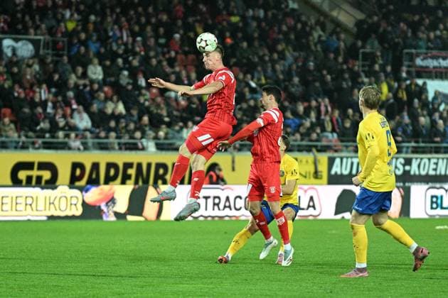 Fußball I Herren I Saison 2025-2026 I Regionalliga I 13. Spieltag I Hallescher FC - 1. FC Lokomotive Leipzig I 24.10.2025 Pascal Schmedemann (24, Hallescher FC) geht zum Kopfball hoch, hinter ihm Niklas Landgraf (31, Hallescher FC) Halle (Saale) Leuna-Chemie-Stadion Sachsen-Anhalt Deutschland Copyright: xLobeca InesxHähnelx