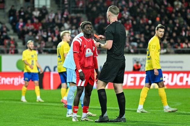 Fußball I Herren I Saison 2025-2026 I Regionalliga I 13. Spieltag I Hallescher FC - 1. FC Lokomotive Leipzig I 24.10.2025 Bocar Baro (26, Hallescher FC) bekommt von Schiedsrichter Marvin Tennes die rote Karte Halle (Saale) Leuna-Chemie-Stadion Sachsen-Anhalt Deutschland Copyright: xLobeca InesxHähnelx