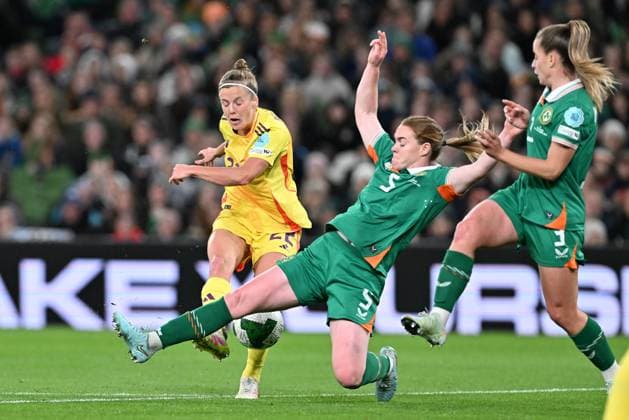 IRELAND VS BELGIUM Laura Deloose (22) of Belgium pictured in a duel with Aoife Mannion (5) of Ireland during a women football game between the national teams of the republic of Ireland and Belgium, called the Red Flames for the first leg of the Promotion relegation play-off in the Uefa Womens Nations League 2025, on Friday 24 October 2025 in Dublin , IRELAND . Photo Sportpix David Catry Dublin Aviva Stadium IRELAND  Copyright: xSportpix.bex xDavidxCatryxDavidxCatryx