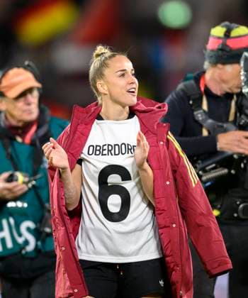 Schlussjubel GER, Giulia GWINN (GER) in einem Trikot von Lena OBERDORF (GER) die gerade einen Riss des Kreuzbandes erlitten hat. Fussball UEFA Women s Nations League, Halbfinale Hinspiel, Deutschland (GER) - Frankreich (FRA)1:0, am 24.10.2025 in Düsseldorf Deutschland. Merkur Spiel Arena