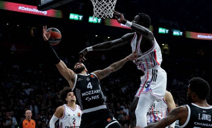 Partizan v Paris Baketball, Euroleague, season 2025 2026, round 7 Belgrade, Serbia. 24th Oct, 2025. Partizan s Duane Washington and Paris Mouhamed Faye (R) during Euroleague basketball match between Partizan and Paris Basketball on October 24. 2025. in Belgrade, Serbia. Belgrade Serbia Copyright: xPedjaxMilosavljevic STARSPORTx