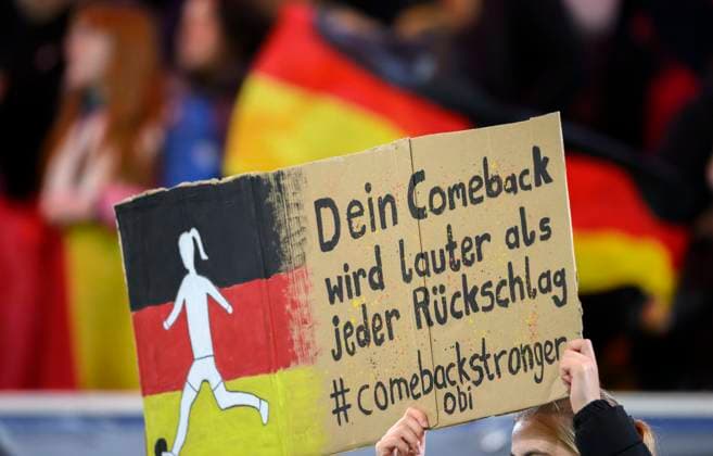 Fans aus GER mit einem Plakat für Lena OBERDORF (GER) die gerade einen Riss des Kreuzbandes erlitten hat, - Dein Comeback ird lauter als jeder Rückschlag comebackstringerobi - Fussball UEFA Women s Nations League, Halbfinale Hinspiel, Deutschland (GER) - Frankreich (FRA)1:0, am 24.10.2025 in Düsseldorf Deutschland. Merkur Spiel Arena