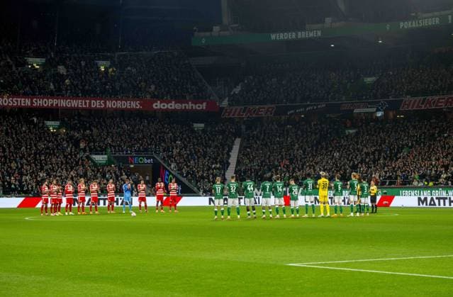 Fußball, Herren, Saison 2025 2026, 1. Bundesliga (8. Spieltag), SV Werder Bremen - 1. FC Union Berlin, Gedenkminute für den verstorbenen Max Lorenz vor Anpfiff, 24.10.2025, Copyright: xMatthiasxKochx