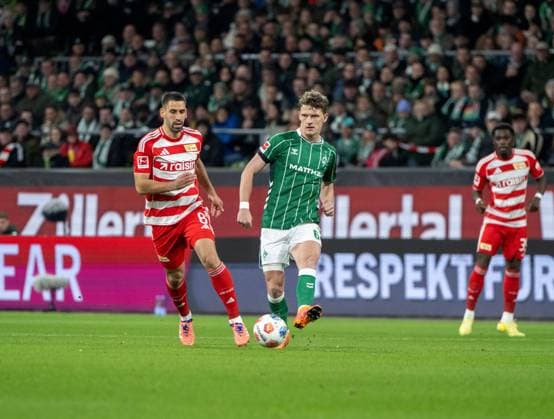 Fußball, Herren, Saison 2025 2026, 1. Bundesliga (8. Spieltag), SV Werder Bremen - 1. FC Union Berlin, v. l. Rani Khedira (1. FC Union Berlin), Jens Stage (Werder Bremen), Derrick Köhn (1. FC Union Berlin), 24.10.2025, Copyright: xMatthiasxKochx