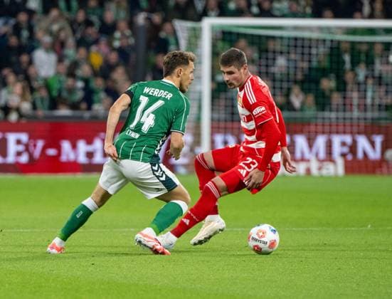 Fußball, Herren, Saison 2025 2026, 1. Bundesliga (8. Spieltag), SV Werder Bremen - 1. FC Union Berlin, v. l. Senne Lynen (Werder Bremen), Andrej Ilic (1. FC Union Berlin), 24.10.2025, Copyright: xMatthiasxKochx