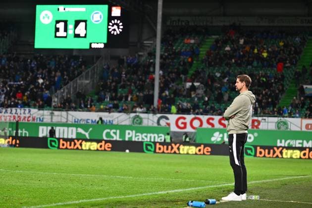 24.10.2025 - Fussball - Saison 2025 2026 - 2. Fussball - Bundesliga - 10. Spieltag: SpVgg Greuther Fürth ( Kleeblatt ) - Karlsruher SC Karlsruhe KSC - Sportfoto Zink - xwoxzix - DFL regulations prohibit any use of photographs as image sequences and or quasi-video - only for editorial use - Thomas Kleine ( Trainer SpVgg Greuther Fürth ) - Anzeigetafel mit Endergebnis