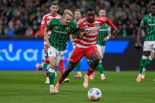 v.li.: Marco Grüll (SV Werder Bremen, 17) und Ilyas Ansah (1. FC Union Berlin, 10) im Zweikampf, Duell, Dynamik, Aktion, Action, Spielszene, DIE DFL-RICHTLINIEN UNTERSAGEN JEGLICHE NUTZUNG VON FOTOS ALS SEQUENZBILDER UND ODER VIDEOA?HNLICHE FOTOSTRECKEN. DFL REGULATIONS PROHIBIT ANY USE OF PHOTOGRAPHS AS IMAGE SEQUENCES AND OR QUASI-VIDEO., 24.10.2025, Bremen (Deutschland), Fussball, Bundesliga, SV Werder Bremen - 1. FC Union Berlin *** from left Marco Grüll SV Werder Bremen, 17 and Ilyas Ansah 1 FC Union Berlin, 10 in a duel, dynamic, action, action, game scene, THE DFL GUIDELINES PROHIBIT ANY USE OF PHOTOGRAPHS AS IMAGE SEQUENCES AND OR QUASI VIDEO DFL REGULATIONS PROHIBIT ANY USE OF PHOTOGRAPHS AS IMAGE SEQUENCES AND OR QUASI VIDEO , 24 10 2025, Bremen Germany , Football, Bundesliga, SV Werder Bremen 1 FC Union Berlin xobx