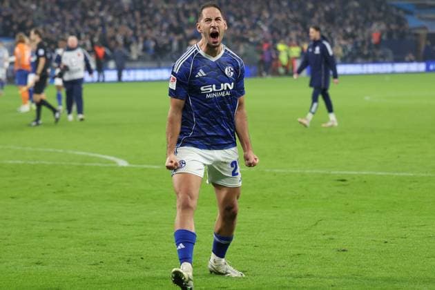24.10.2025, xrekx, Fussball 2.Bundesliga, FC Schalke 04 - SV Darmstadt 98 v.l. FC Schalke Mannschaft, Spieler, jubeln nach Spielende, Team, Player, celebrate at the end of the match Nikola Katic (FC Schalke 04) (DFL DFB REGULATIONS PROHIBIT ANY USE OF PHOTOGRAPHS as IMAGE SEQUENCES and or QUASI-VIDEO) Gelsenkirchen