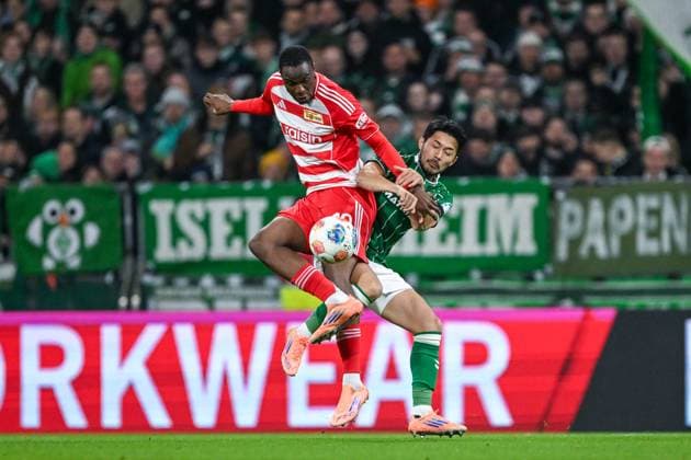 1. Bundesliga: SV Werder Bremen - Union Berlin am 24.10.2025 im Weserstadion in Bremen Ilyas Ansah (Berlin) im Zweikampf gegen Yukinari Sugawara (Bremen)