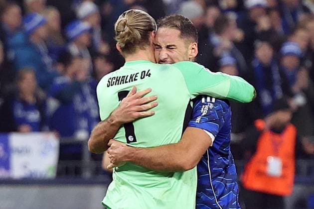 24.10.2025, xrekx, Fussball 2.Bundesliga, FC Schalke 04 - SV Darmstadt 98 v.l. Loris Karius (FC Schalke 04) Nikola Katic (FC Schalke 04) Mannschaft, Spieler, jubeln nach Spielende, Team, Player, celebrate at the end of the match (DFL DFB REGULATIONS PROHIBIT ANY USE OF PHOTOGRAPHS as IMAGE SEQUENCES and or QUASI-VIDEO) Gelsenkirchen