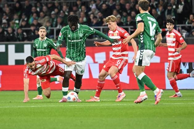 GER, 1. FBL, SV Werder Bremen vs Union Berlin 24.10.2025, Weserstadion, Bremen, GER, 1. FBL, SV Werder Bremen vs Union Berlin im Bild Victor Boniface (Werder Bremen 44); Aljoscha Kemlein (1.FC Union Berlin 06) Senne Lynen (Werder Bremen 14 ); Rani Khedira (1.FC Union Berlin 08)