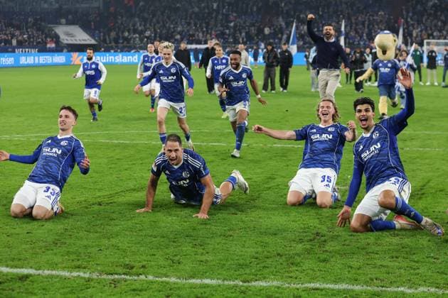 2. Bundesliga - FC Schalke 04 - SV Darmstadt 98 am 24.10.2025 in der Veltins-Arena auf Schalke Jubel und Freude über den Sieg bei der Mannschaft von Schalke 04