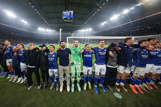 2. Bundesliga - FC Schalke 04 - SV Darmstadt 98 am 24.10.2025 in der Veltins-Arena auf Schalke Jubel und Freude über den Sieg bei der Mannschaft von Schalke 04 u.a. mit Trainer Miron Muslic (Schalke) , Torwart Loris Karius (Schalke 1)