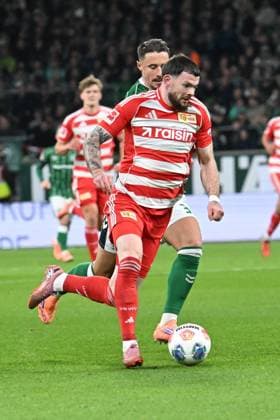 GER, 1. FBL, SV Werder Bremen vs Union Berlin 24.10.2025, Weserstadion, Bremen, GER, 1. FBL, SV Werder Bremen vs Union Berlin im Bild Oliver Burke (1.FC Union Berlin 07) Marco Friedl (Werder Bremen 32 Kapitaen);