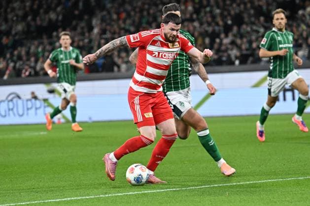 GER, 1. FBL, SV Werder Bremen vs Union Berlin 24.10.2025, Weserstadion, Bremen, GER, 1. FBL, SV Werder Bremen vs Union Berlin im Bild Oliver Burke (1.FC Union Berlin 07) Marco Friedl (Werder Bremen 32 Kapitaen);