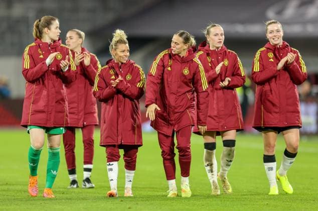 DEU, Düsseldorf, Deutschland vs Frankreich, UEFA Women s Nations League, UEFA, Saison 2526, Merkur Spiel-Arena, Halbfinale, Hinspiel im Bild: Deutschland gewinnt 1:0 gegen Frankreich, Linda Dallmann (Deutschland, FC Bayern München), Klara Bühl (Deutschland, FC Bayern München) DFB DFL REGULATIONS PROHIBIT ANY USE OF PHOTOGRAPHS AS IMAGE SEQUENCES AND OR QUASI-VIDEO, 24.10.2025 Copyright: HMBxMedia HendrikxHamelau