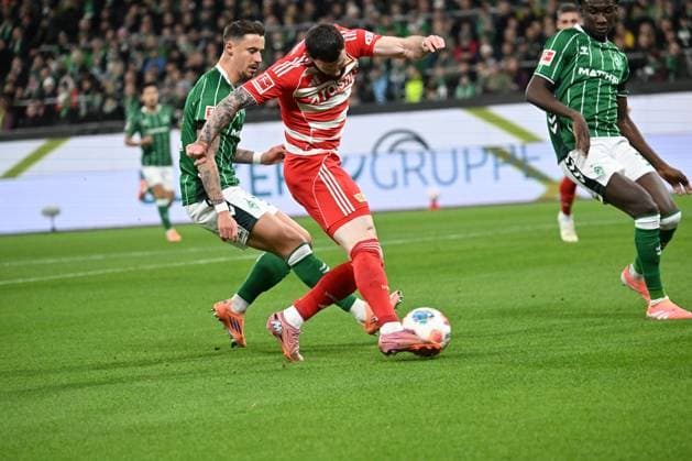 GER, 1. FBL, SV Werder Bremen vs Union Berlin 24.10.2025, Weserstadion, Bremen, GER, 1. FBL, SV Werder Bremen vs Union Berlin im Bild Oliver Burke (1.FC Union Berlin 07) Marco Friedl (Werder Bremen 32 Kapitaen);