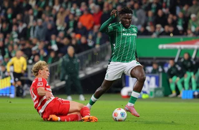 GER, 1.FBL SV Werder Bremen vs.1.FC Union Berlini 24.10.2025, wohninvest Weserstadion, Bremen, GER, 1.FBL SV Werder Bremen vs.1.FC Union Berlini im Bild picture shows Leopold Querfeld (1.FC Union Berlin 14) im Zweikampf gegen Victor Boniface (SV Werder Bremen 44)