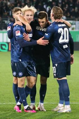 24.10.2025, xpfrx, Fussball 2.Bundesliga, SpVgg Greuther Fuerth - Karlsruher SC v.l. Torjubel nach dem Tor zum celebrating the goal celebrate 1:4 durch Marvin Wanitzek (Karlsruher SC KSC) (DFL DFB REGULATIONS PROHIBIT ANY USE OF PHOTOGRAPHS as IMAGE SEQUENCES and or QUASI-VIDEO) Fuerth