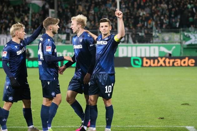 24.10.2025, xpfrx, Fussball 2.Bundesliga, SpVgg Greuther Fuerth - Karlsruher SC v.l. Torjubel nach dem Tor zum celebrating the goal celebrate 1:4 durch Marvin Wanitzek (Karlsruher SC KSC) (DFL DFB REGULATIONS PROHIBIT ANY USE OF PHOTOGRAPHS as IMAGE SEQUENCES and or QUASI-VIDEO) Fuerth