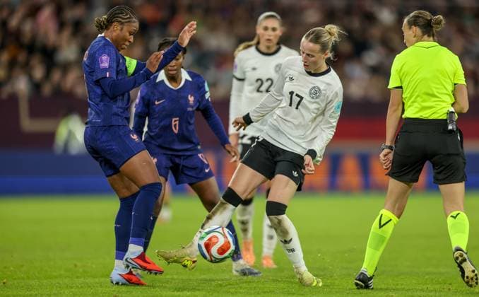 DEU, Düsseldorf, Deutschland vs Frankreich, UEFA Women s Nations League, UEFA, Saison 2526, Merkur Spiel-Arena, Halbfinale, Hinspiel im Bild: Franziska Kett (Deutschland, FC Bayern München) DFB DFL REGULATIONS PROHIBIT ANY USE OF PHOTOGRAPHS AS IMAGE SEQUENCES AND OR QUASI-VIDEO, 24.10.2025 Copyright: HMBxMedia HendrikxHamelau