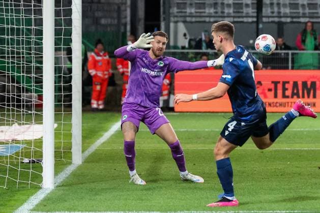 Marcel Beifus 4 (Karlsruher SC) koepft den Ball an den Pfosten, Pelle Boevink 26 (Spvgg Greuther Fuerth) ohne Chance, SpVgg Greuther Fuerth vs. Karlsruher SC, Fussball, Maenner, DFL, 2. Bundesliga, Saison 2025 2026, Sportpark Ronhof Thomas Sommer, 10. Spieltag, 24.10.2025 Fuerth Bayern Deutschland