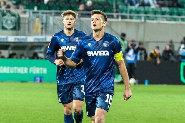 Marvin Wanitzek 10 (Karlsruher SC) jubelt nach seinem Tor zum 1:4, mit Mateo Kritzer 34 (Karlsruher SC), SpVgg Greuther Fuerth vs. Karlsruher SC, Fussball, Maenner, DFL, 2. Bundesliga, Saison 2025 2026, Sportpark Ronhof Thomas Sommer, 10. Spieltag, 24.10.2025 Fuerth Bayern Deutschland