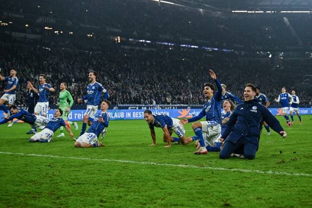 24.10.2025, Fussball, 2. Bundesliga, Saison 2025 2026, 10. Spieltag, FC Schalke 04 - SV Darmstadt, Der FC Schalke 04 feiern mit den Fans den Heimsieg. Kenan Karaman (FC Schalke 04) (l-r), Vitalie Becker (FC Schalke 04), Nikola Katic (FC Schalke 04), Mertcan Ayhan (FC Schalke 04), Torwart Justin Heekeren (FC Schalke 04) xRHR-FOTO YYx