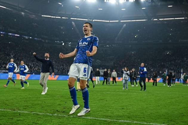24.10.2025, Fussball, 2. Bundesliga, Saison 2025 2026, 10. Spieltag, FC Schalke 04 - SV Darmstadt, Der FC Schalke 04 feiern mit den Fans den Heimsieg. Ron Schallenberg (FC Schalke 04) xRHR-FOTO YYx