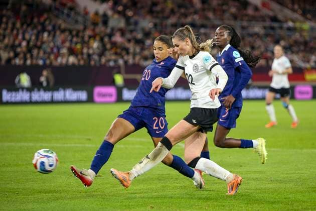 Düsseldorf, Deutschland, 24.10.25: Delphine Cascarino ( Frankreich ) und Jule Brand ( Deutschland ) im Kampf um den Ball waehrend des Halbfinals der UEFA Women s Nations League zwischen Deutschland vs Frankreich in der Merkur-Spiel-Arena Düsseldorf Merkur-Spiel-Arena North Rhine-Westphalia Germany Copyright: xBrauer-Fotoagenturx xAdrianxSchlx