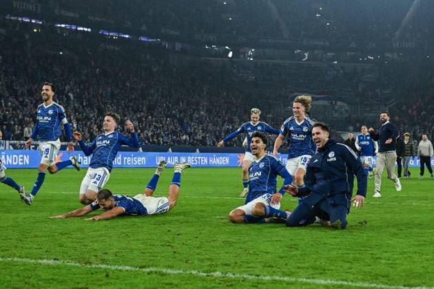 24.10.2025, Fussball, 2. Bundesliga, Saison 2025 2026, 10. Spieltag, FC Schalke 04 - SV Darmstadt, Der FC Schalke 04 feiern mit den Fans den Heimsieg. Kenan Karaman (FC Schalke 04) (l-r), Vitalie Becker (FC Schalke 04), Nikola Katic (FC Schalke 04), Mertcan Ayhan (FC Schalke 04), Torwart Justin Heekeren (FC Schalke 04) xRHR-FOTO YYx