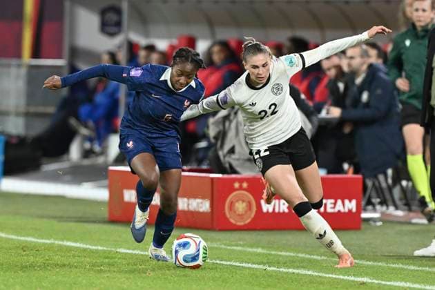 v. li. im Zweikampf Oriane Jean-Francois (Frankreich 6) Jule Brand (Deutschland 22) 24.10.2025 Fussball UEFA Frauen Nations League, Deutschland vs Frankreich, Merkur Spiel-Arena, Duesseldorf,