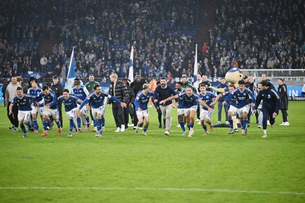 Schalkes Spieler feiern mit Trainer Miron Muslic (FC Schalke 04), mi., den Sieg und laufen zur Nordkurve 24.10.2025, Fussball 2. Bundesliga, Saison 2025 2026, 10. Spieltag, FC Schalke 04 - SV Darmstadt 98 DFL regulations prohibit any use of photographs as image sequences and or quasi-video Gelsenkirchen Veltins Arena Nordrhein Westfalen Deutschland